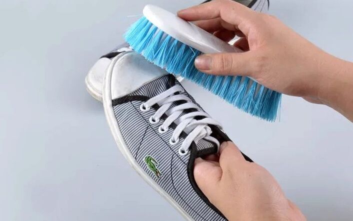 Cleaning shoes from nail fungus