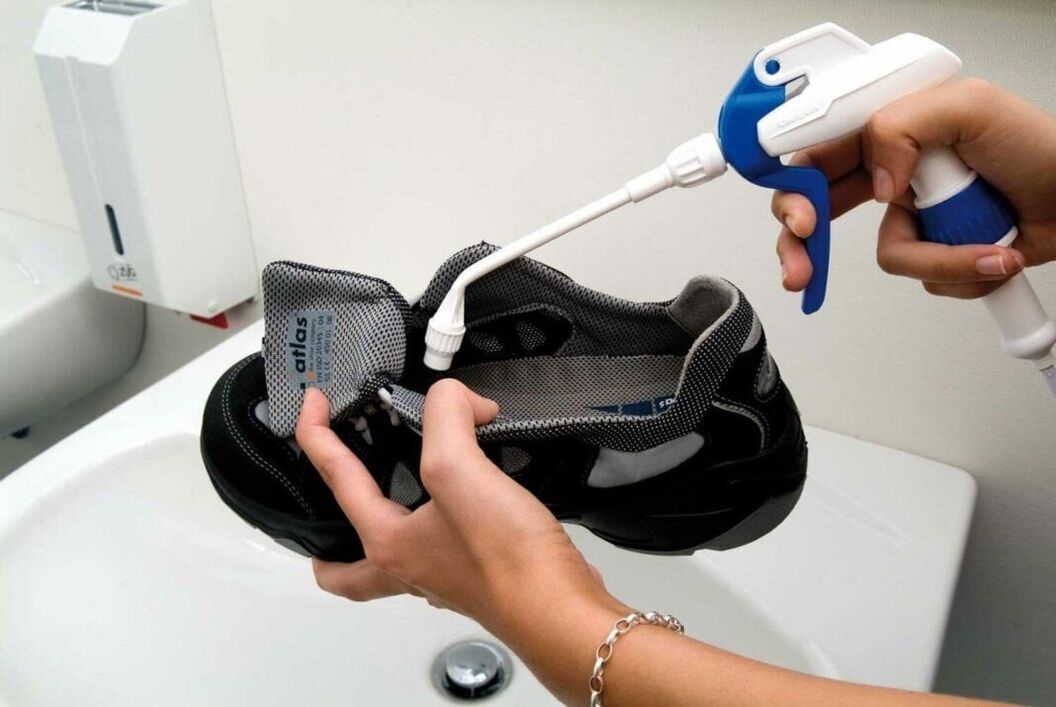 cleaning shoes from fungus using the device